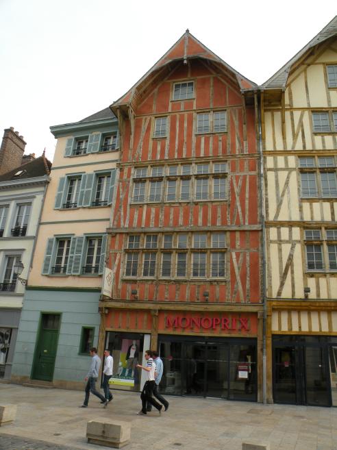  maison à pans de bois rouge (monoprix)